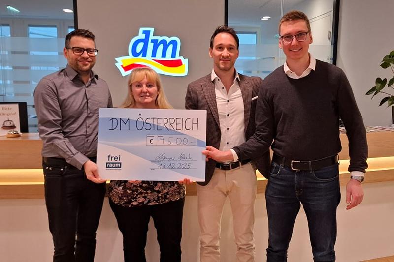 Scheckübergabe bei dm — €4.500 Mitarbeiterspende für freiraum-europa
