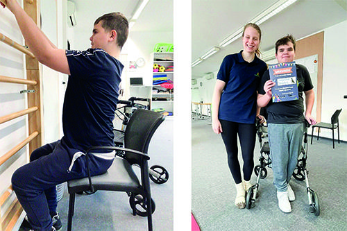 Junger Mann mit Gehilfe zeigt stolz sein Therapie-Zertifikat